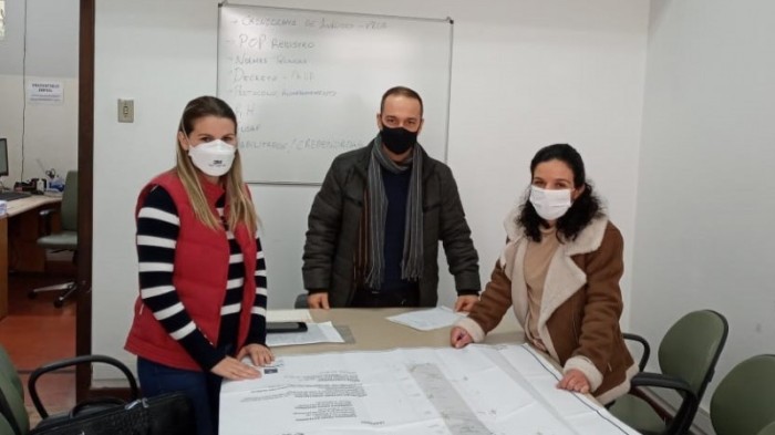 Na Sala do Empreendedor Carmela Piccoli, responsável técnica de supermercado; Endrigo Pradel, chefe da Dipoa; e Cíntia Andrade - Foto: Divulgação Seapdr