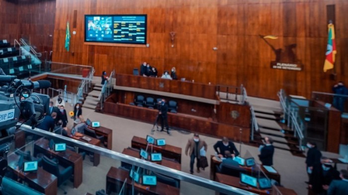 Texto enviado pelo Executivo recebeu 37 votos favoráveis e 15 contrários no parlamento - Foto: Joel Vargas / Agência ALRS / Divulgação