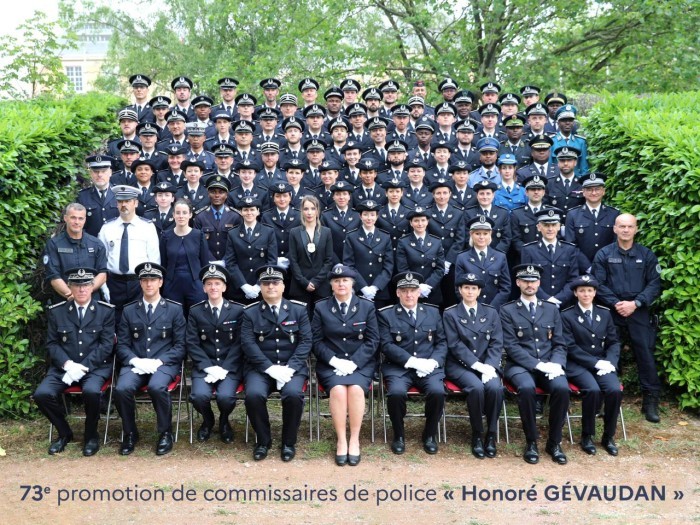 Selecionada pelo Ministério do Interior da França, delegada conclui formação em escola de polícia francesa