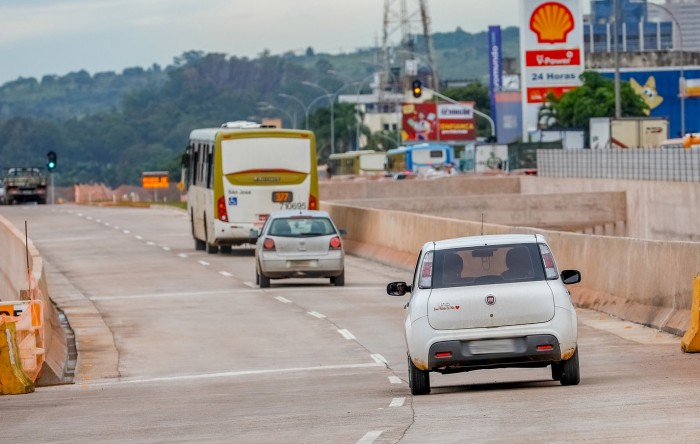 Ônibus iniciam operação na faixa exclusiva do Túnel Rei Pelé