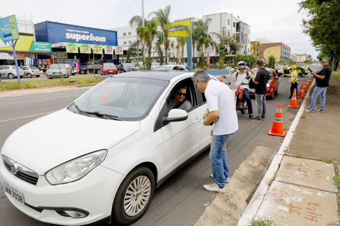 Blitz educativa alerta motoristas para cuidados em período de chuva