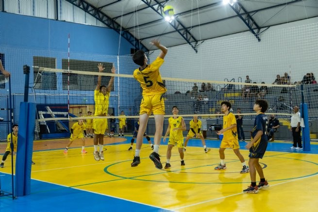 Torneio de basquete reúne mais de 500 atletas de vários países em