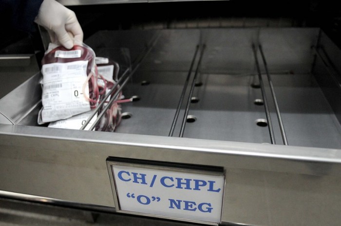 Doadores de sangue O e AB negativo são convocados com senha preferencial