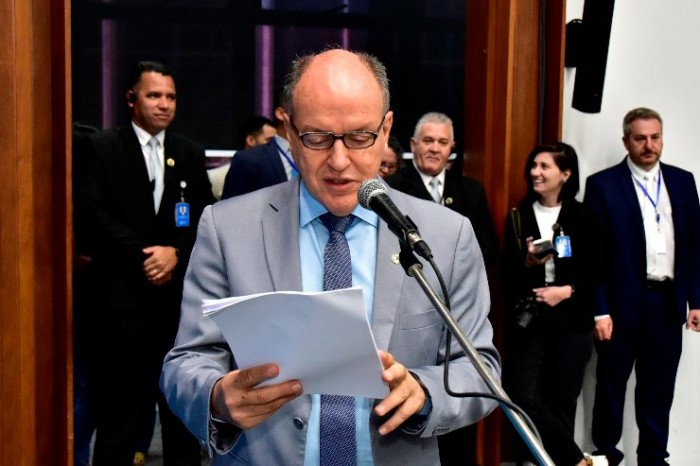 Alteração em norma vigente e instituição de comenda são temas de projetos