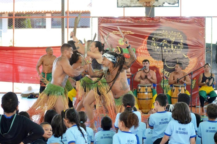 Apresentações levam cultura afro-brasileira a escolas públicas
