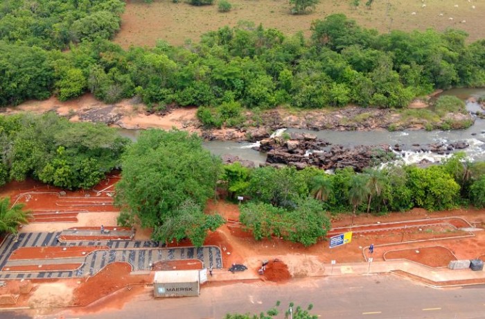 Obra de urbanização da Cachoeira dos Diamantes anima moradores e motiva comerciantes de Rochedo
