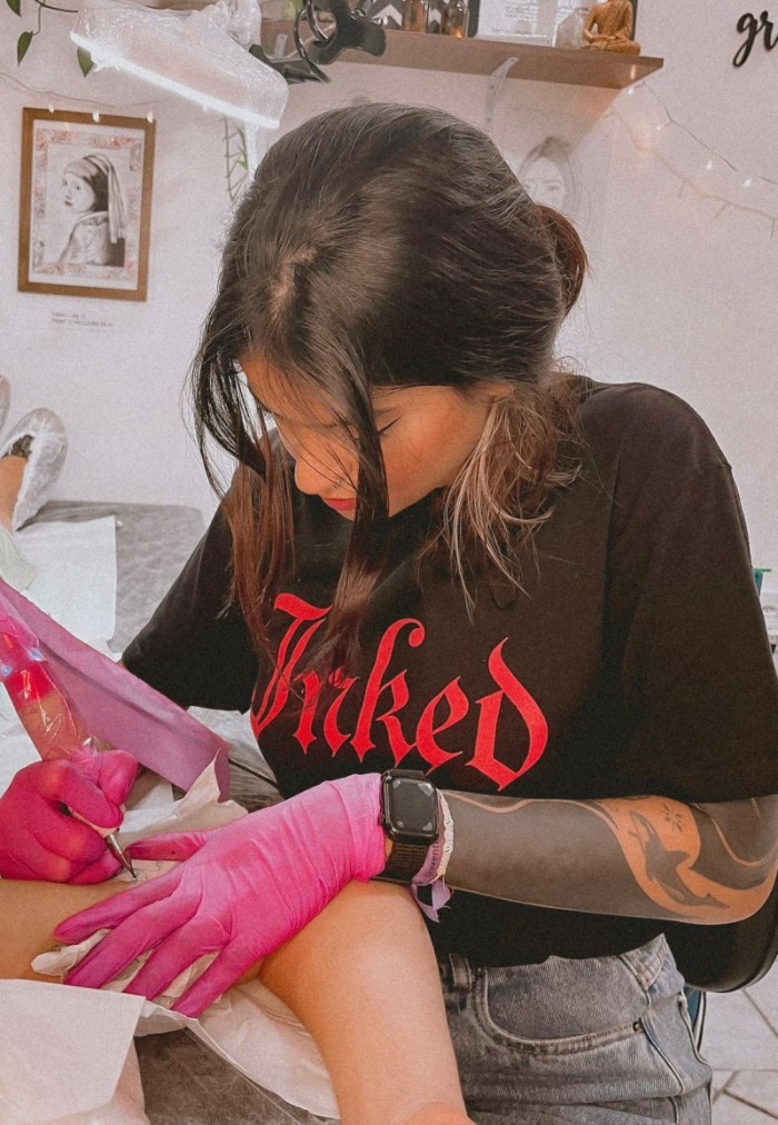 Cresce atuação feminina no mercado de tatuagem