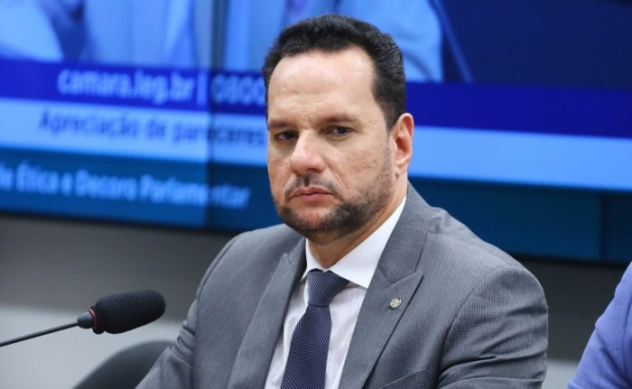 Comissão aprova projeto que permite compra anual de táxi com isenção de imposto