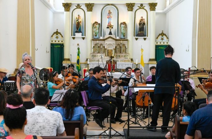 Tetê Espíndola e Orquestra de Maestro Martinelli brilham na Catedral em Corumbá