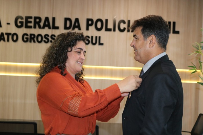 Delegada-Geral Adjunta entrega medalha prêmio para vereador de Campo Grande