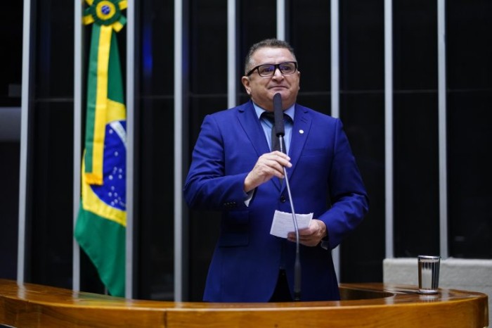 Projeto dá status de lei a programa nacional de livros didáticos