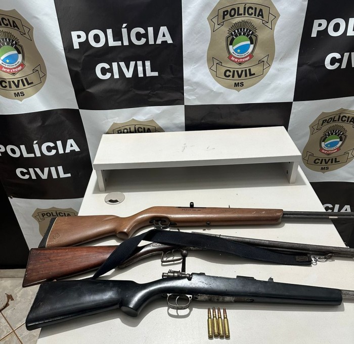Polícia Civil apreende fuzil e rifles escondidos em na mata, em uma propriedade de Eldorado