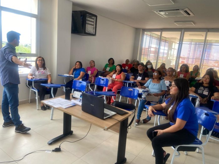 Merendeiras e coordenadores de apoio se atualizam em projeto sobre alimentação escolar