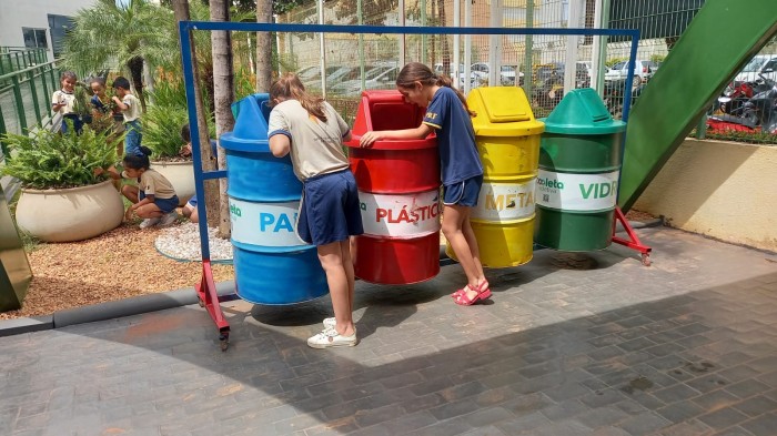 Alunos buscam possíveis focos do mosquito dentro da escola - Fotógrafo:Divulgação