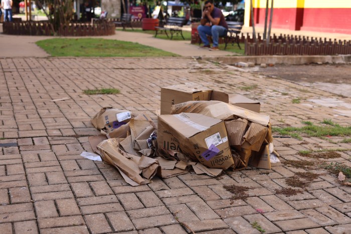 Ocupação irregular do passeio com resíduos sólidos - Fotógrafo:Lucas Menezes / Secom Palmas