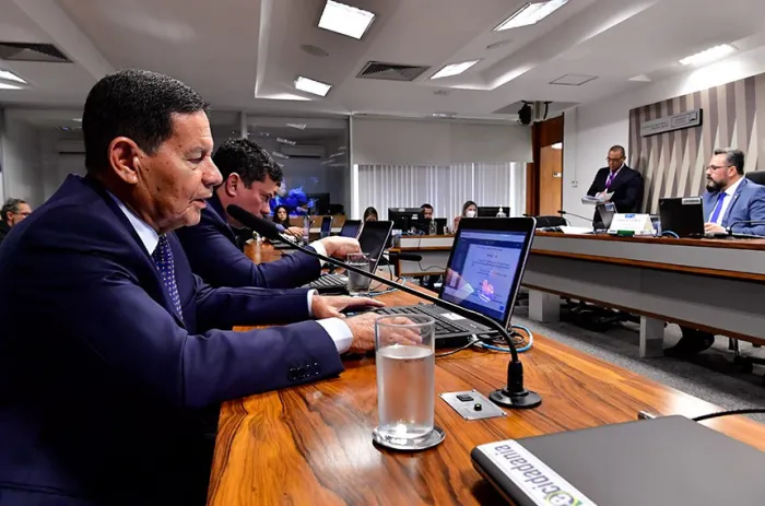 Antes de Alan Rick conceder vista coletiva, o relator ad hoc Hamilton Mourão leu o parecer favorável ao projeto - Foto: Waldemir Barreto/Agência Senado