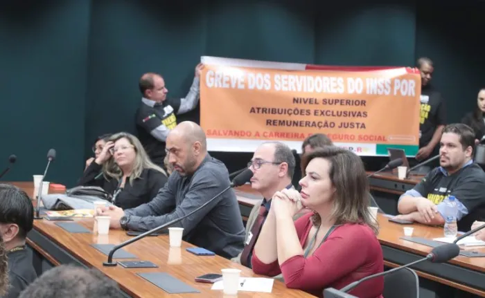 Servidores do INSS em greve reforçam pauta de demandas na Câmara
