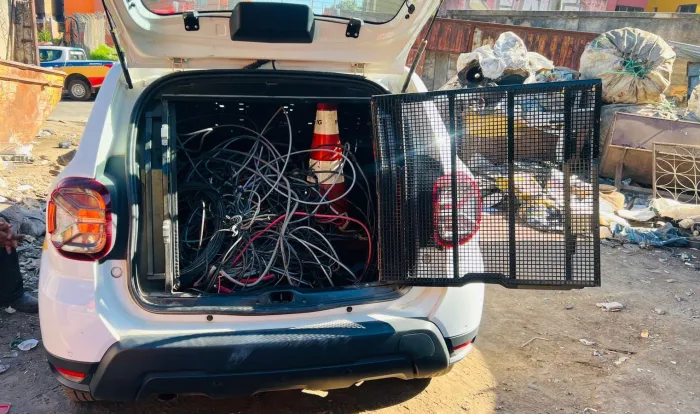 Polícia Militar e Bombeiros de Minas apreendem 220 quilos de fios de cobre e cabos metálicos na Região Metropolitana de BH