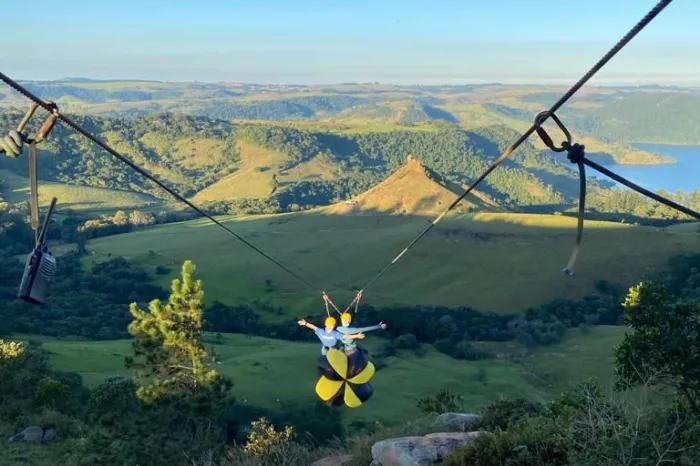 Com vista para a Represa de Chavantes, maior tirolesa do Paraná tem 1 km de extensão