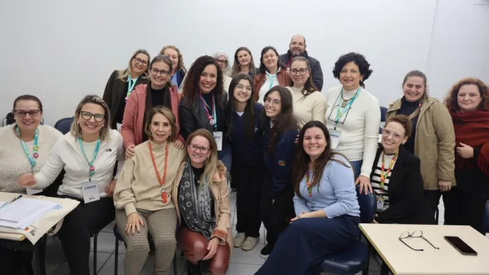 A titular da Seduc, Raquel Teixeira, e a secretária-adjunta, Stefanie Eskereski, participaram do evento na Universidade Feevale -Foto: Cainan Silva/Ascom Seduc