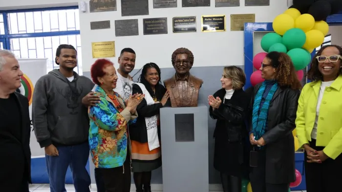 Autoridades e convidados compareceram para a inauguração do busto do professor, poeta e militante Oliveira Silveira -Foto: Gustavo Perez/Ascom Seduc