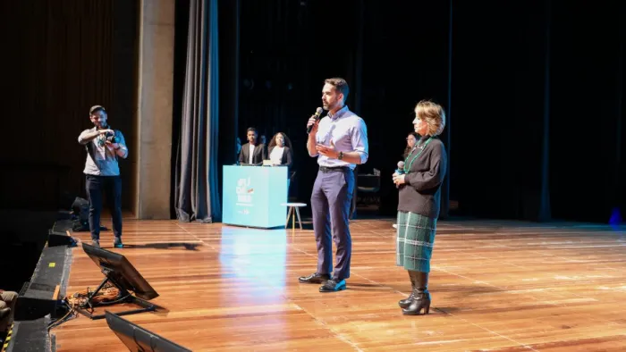 Eduardo Leite e secretária da Educação, Raquel Teixeira, estiveram em Novo Hamburgo para evento sobre o Saeb no mês de agosto -Foto: João Pedro Rodrigues/Secom