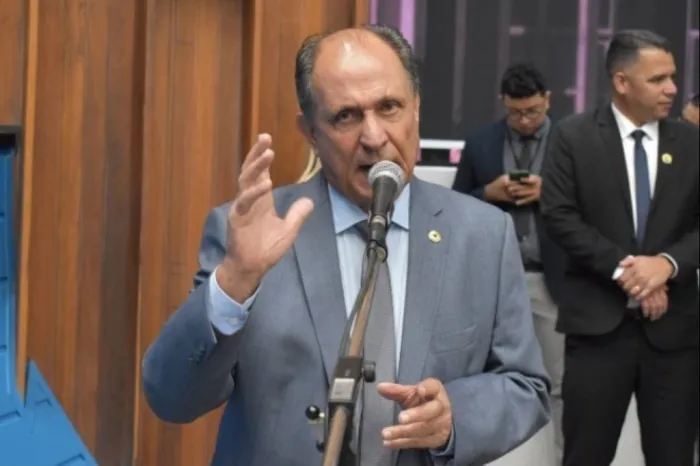 De autoria do deputado Zé Teixeira, o projeto muda a posse do governador e vice para 6 de janeiro, adequando à Constituição Federal