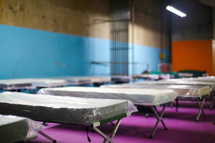 Durante todos os dias de funcionamento, o Abrigo Solidário disponibiliza alimentação, colchões, cobertores e acolhimento. Foto: Governo de SP