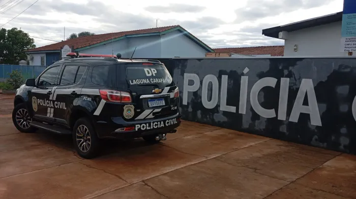 Policiais civis prendem acusado de violência doméstica Laguna Carapã