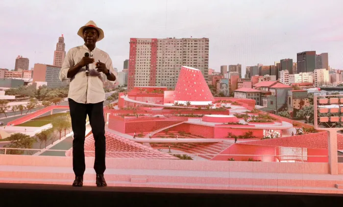 O arquiteto Francis Kéré durante o evento - Foto: Beth Santos