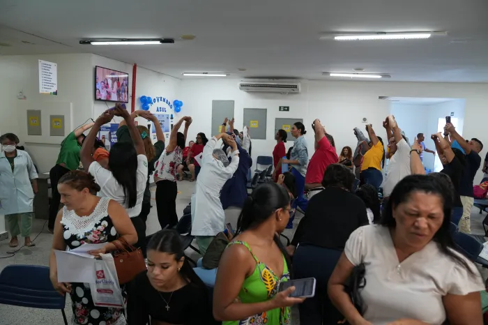 - Pacientes e acompanhantes participaram de ginástica laboral e palestras sobre a importância da prevenção ao câncer de próstata (Foto: Francildo Falcão)